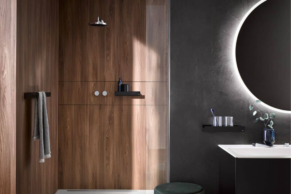 Relingsystem für Dusche und Waschbereich.
