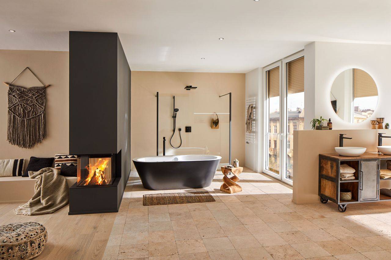 Helles Badezimmer mit freistehender Badewanne, Kamin und gro