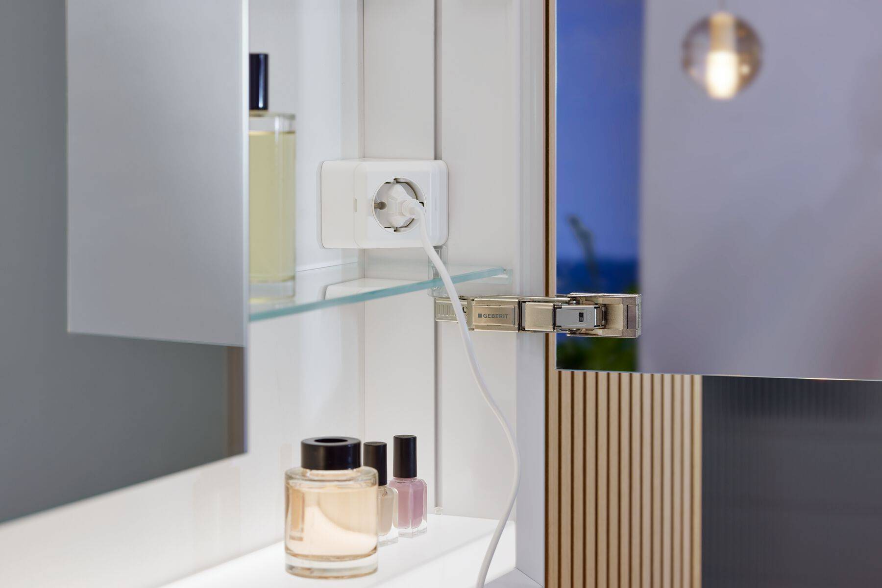 ONE Einbau-Spiegelschrank mit Nische und ComfortLight, 90 x 90 x 15cm