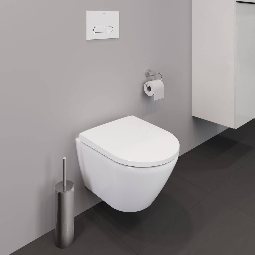 Modernes hängendes WC in grauem Badezimmer mit Bürste und Pa