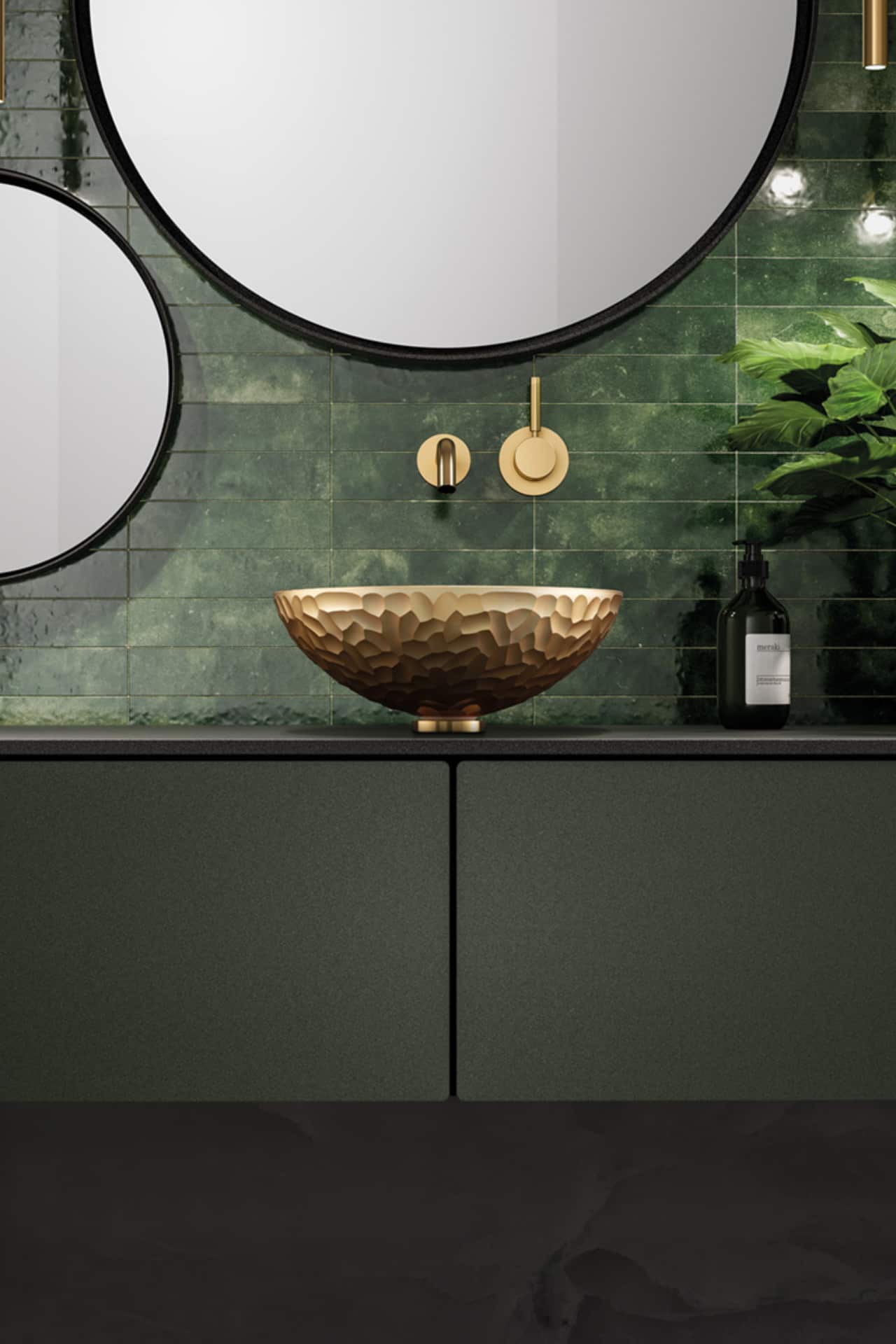 Goldenes Aufsatzwaschbecken von Glass Design auf grünem Unterschrank.