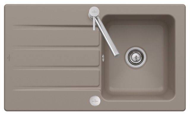Beige Küchenspüle mit Armatur und integriertem Abtropfbereic