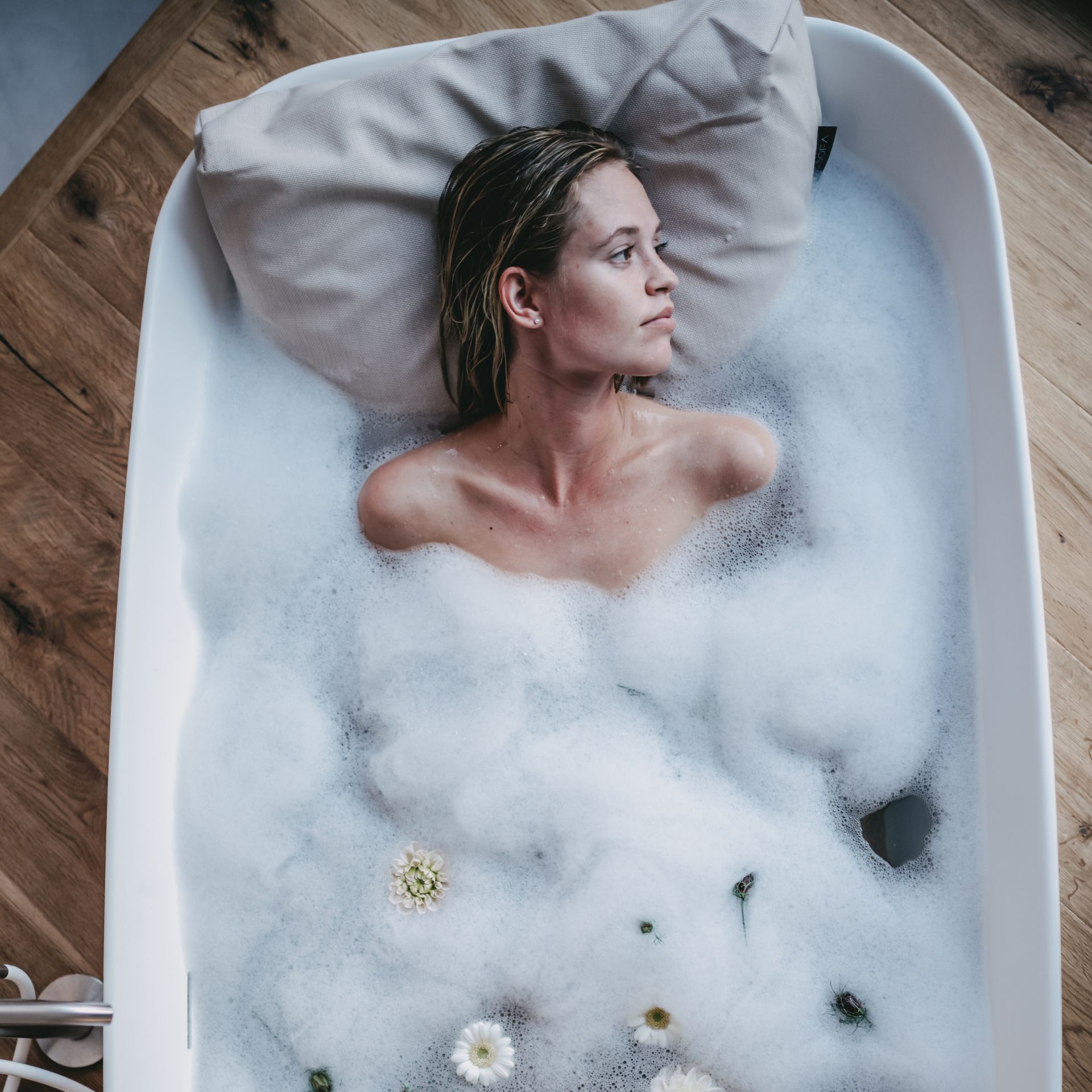 Badesofa Kissen in Badewanne.