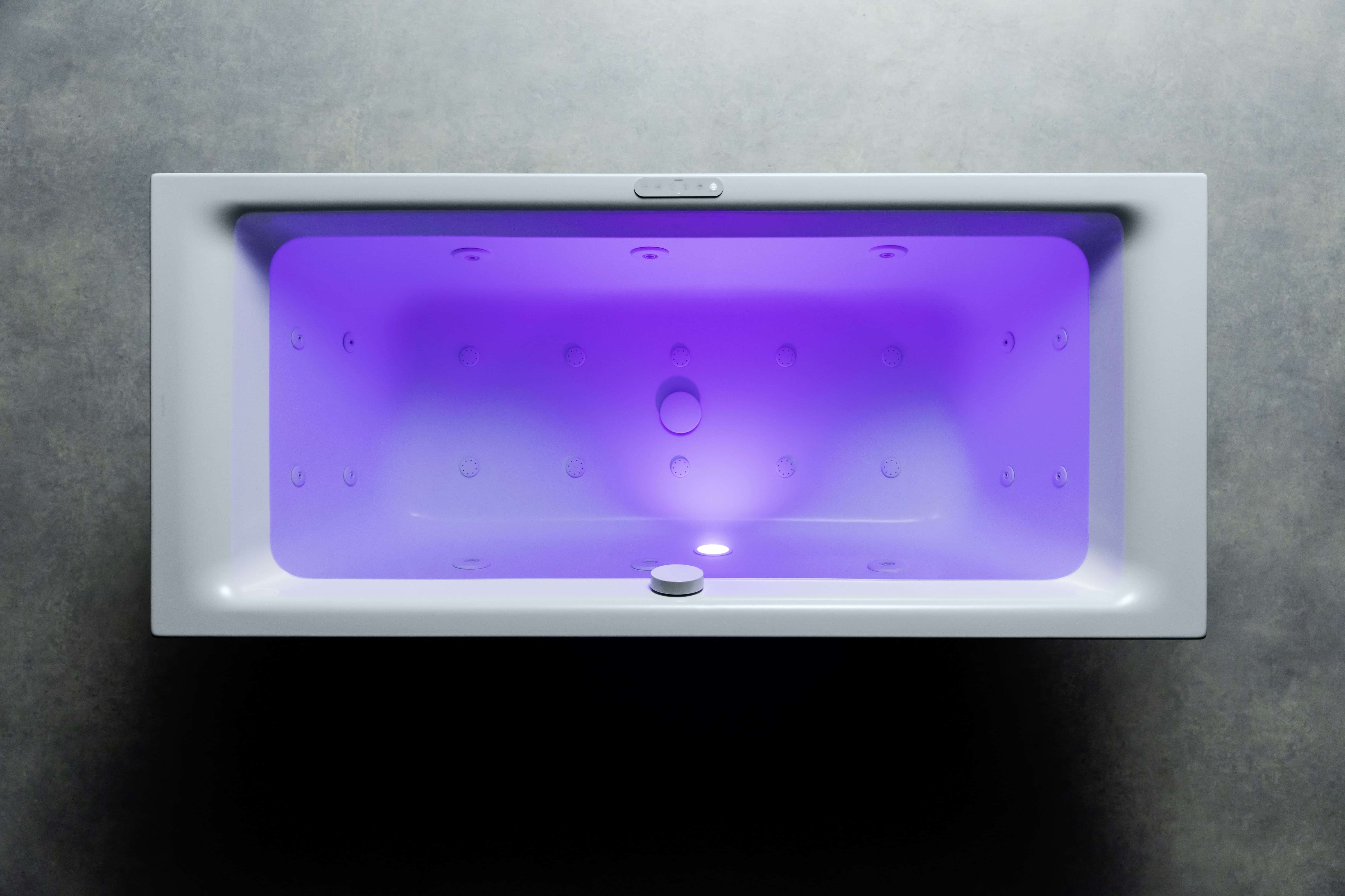 Doppelbadewanne mit Whirlpool-Funktionen.