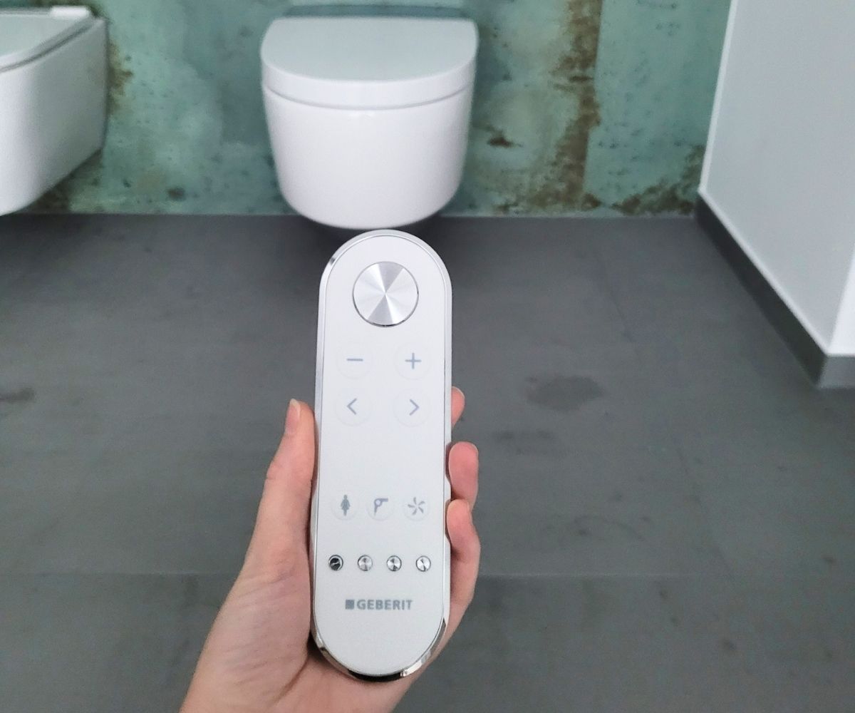 Dusch-WC mit Fernbedienung testen.