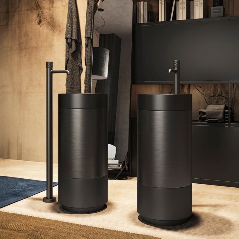Schwarze Standarmaturen an schwarzen Standwaschbecken.