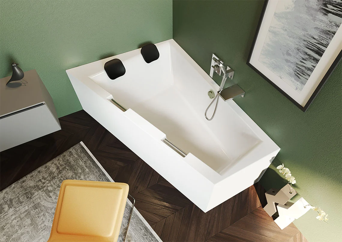 Asymmetrische Doppelbadewanne mit schwarzen Kopfstuetzen.