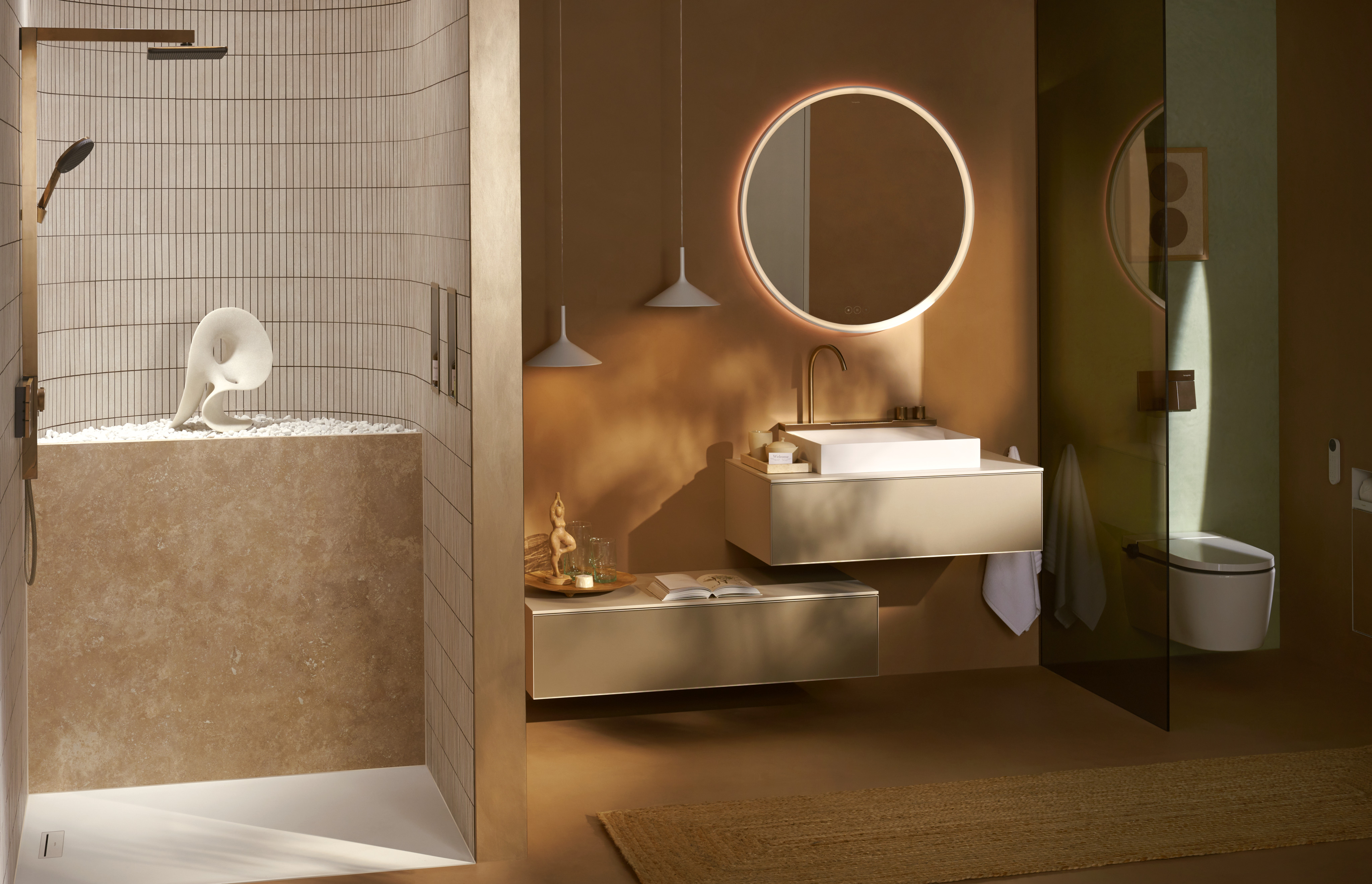 Badezimmer mit beleuchtetem runden Spiegel und offener Dusch