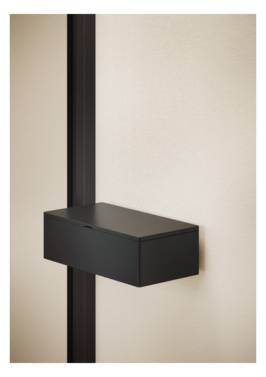 Schwarze Wandbox mit Klappe als Wandregal