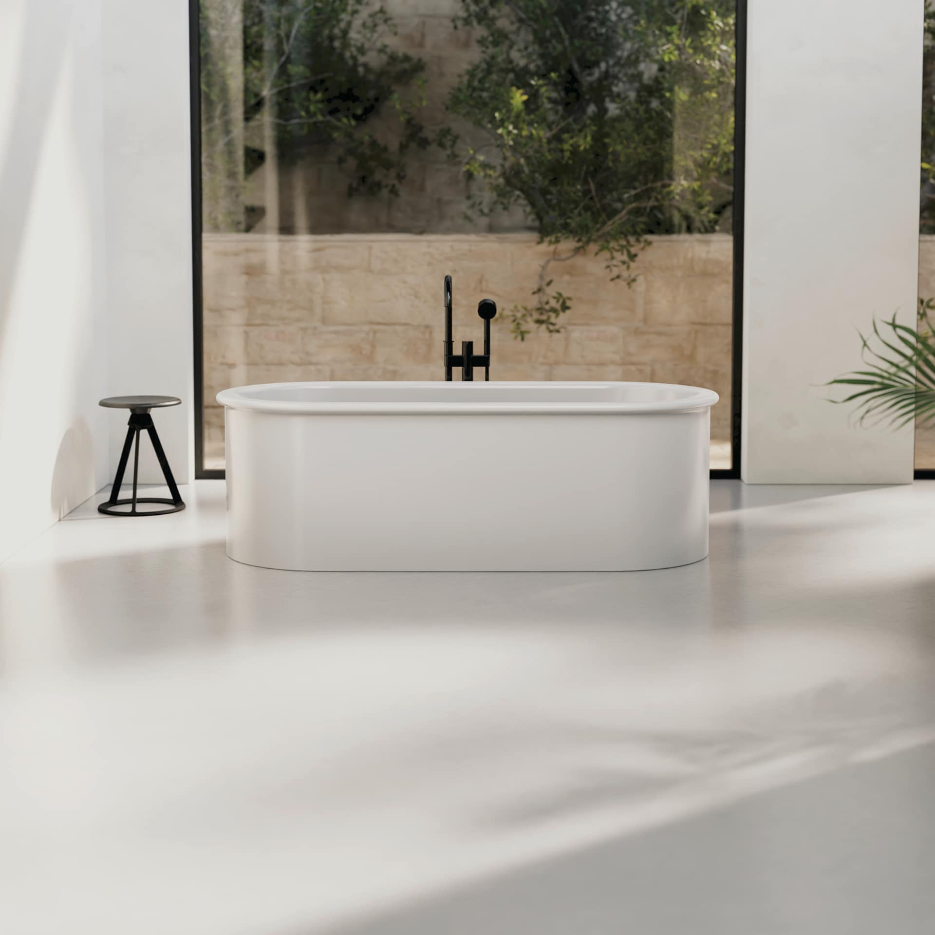 Eine freistehende Badewanne vor bodentiefem Fenster.