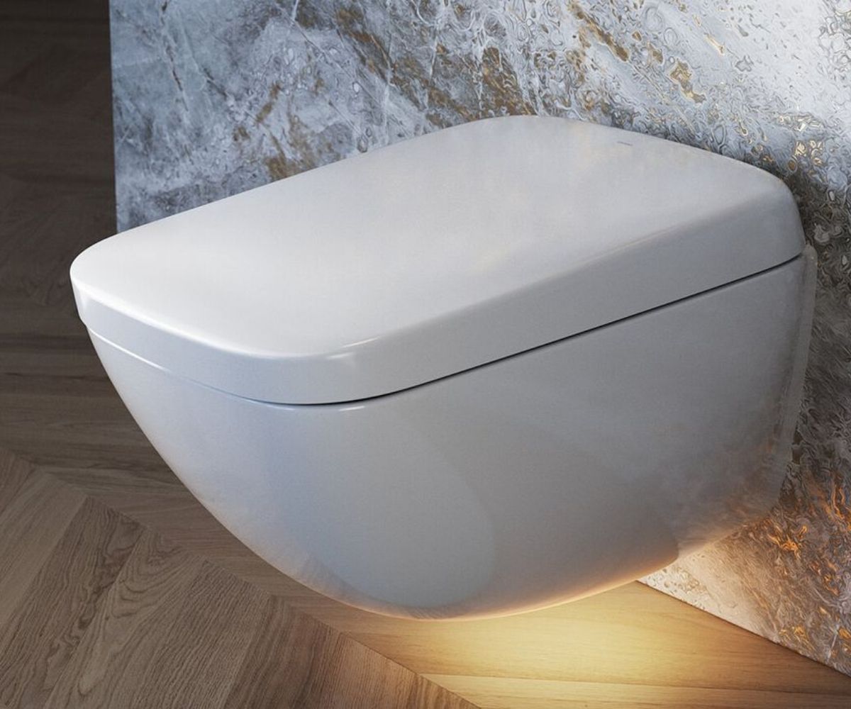 Dusch-WC mit Orientierungslicht.