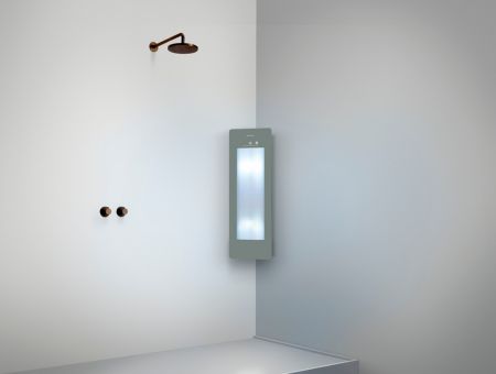 Infrarotdusche mit Aufputz-Montage in Silber.