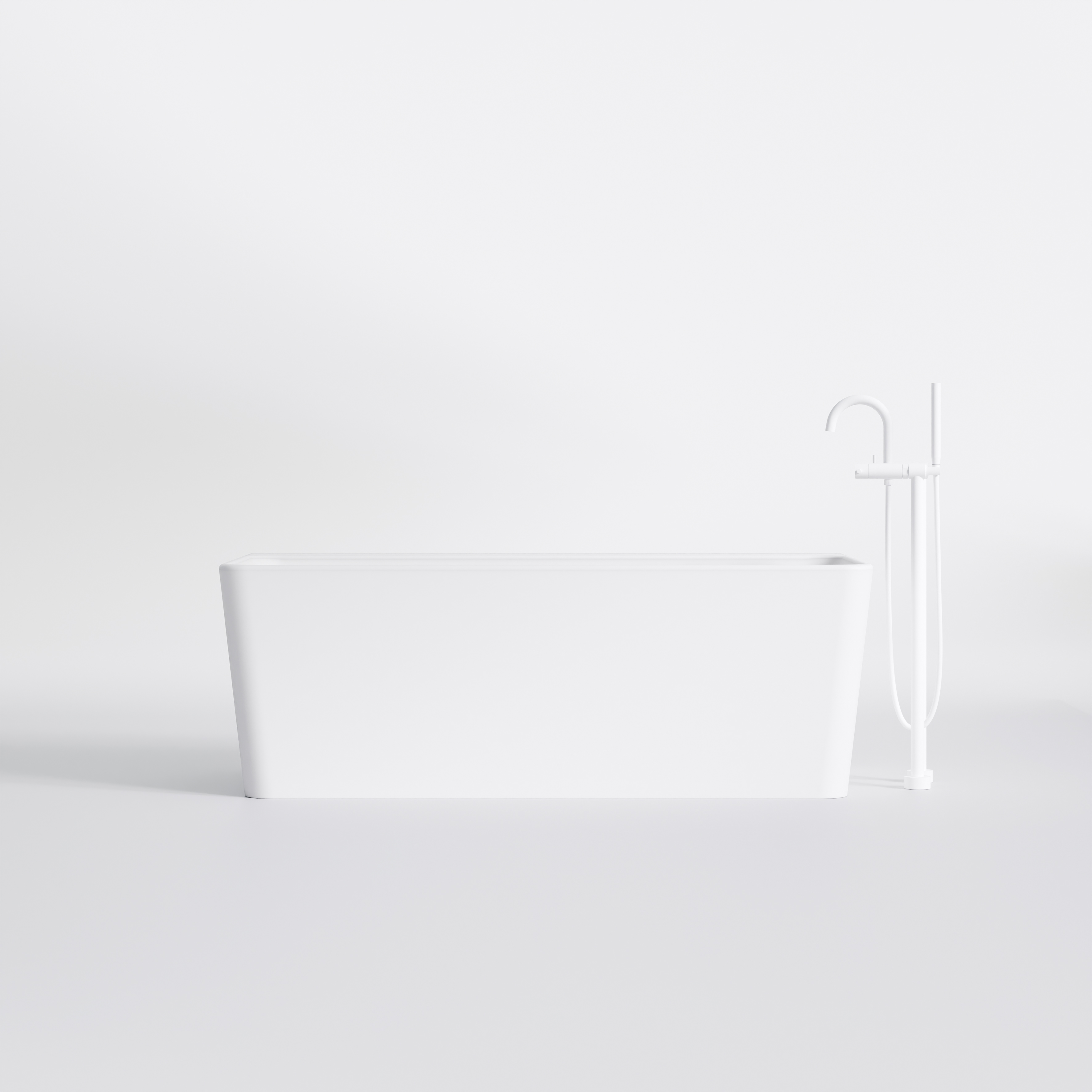 Weiße freistehende moderne Badewanne mit Wasserhahn