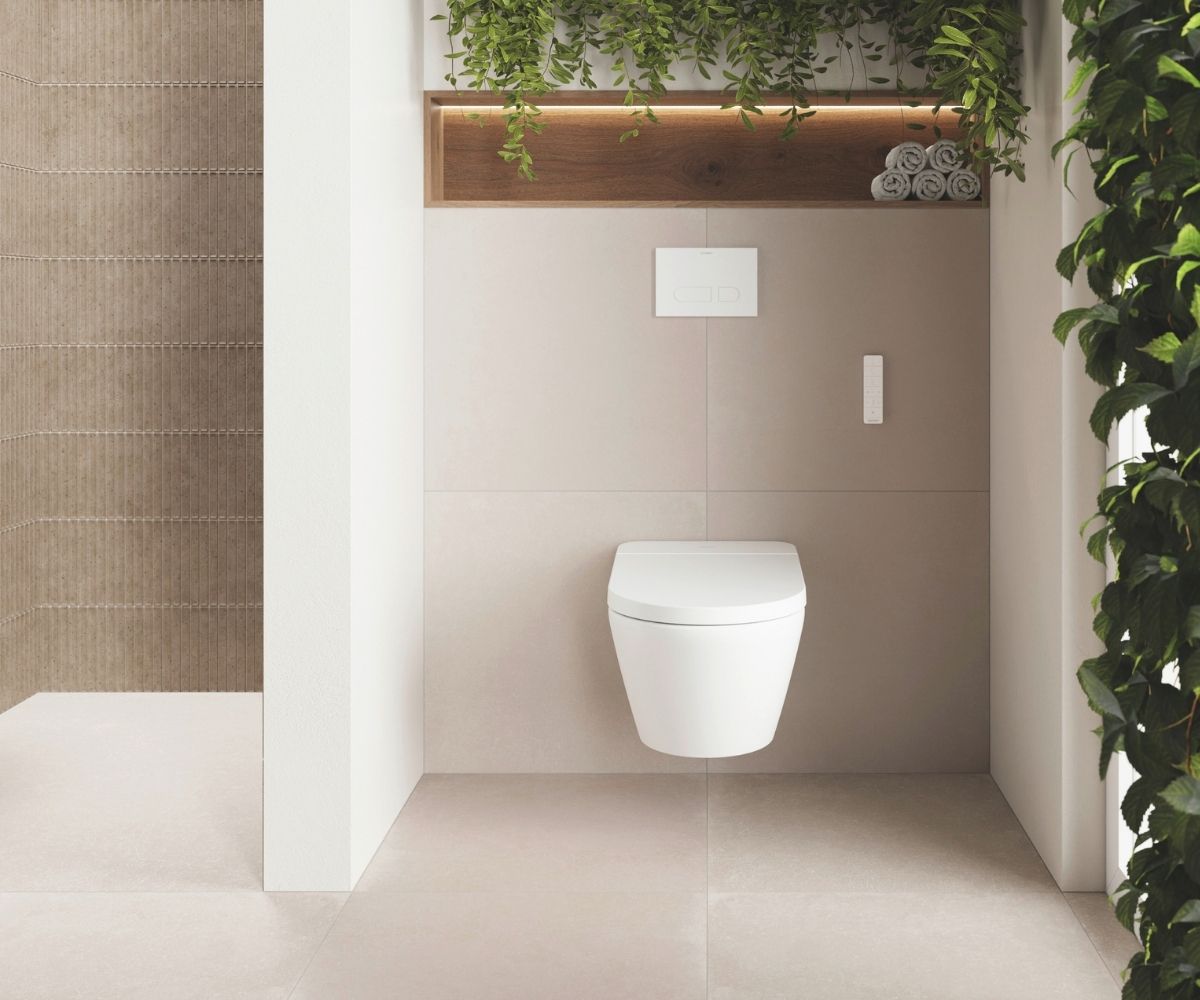 Dusch-WC in Badezimmer mit Pflanzen.