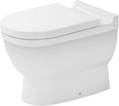 Weiße wandhängende Toilette mit geschlossenem Deckel