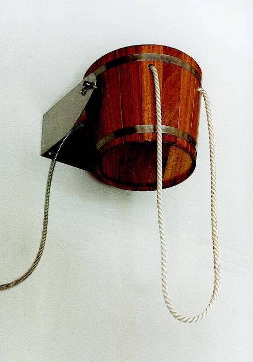 Eimer-Schwalldusche aus Kambala-Holz