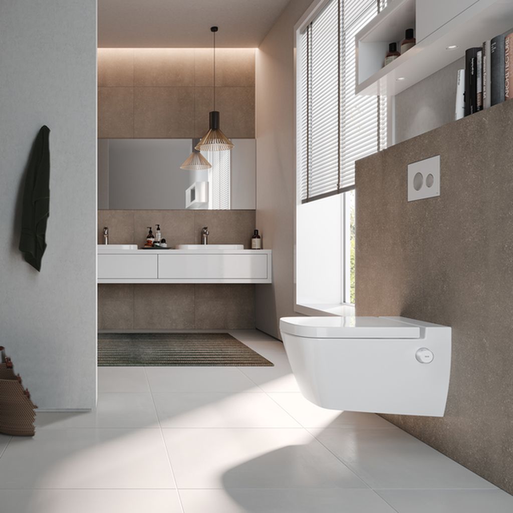 Helles modernes Bad mit hängendem WC und Doppelwaschbecken
