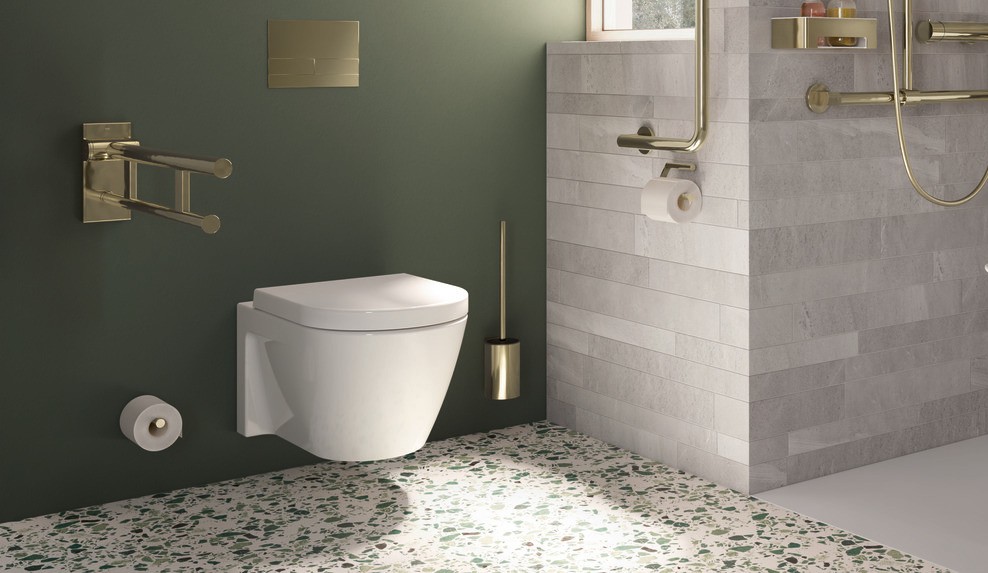 Barrierefreies Bad mit Haltegriffen an Toilette.
