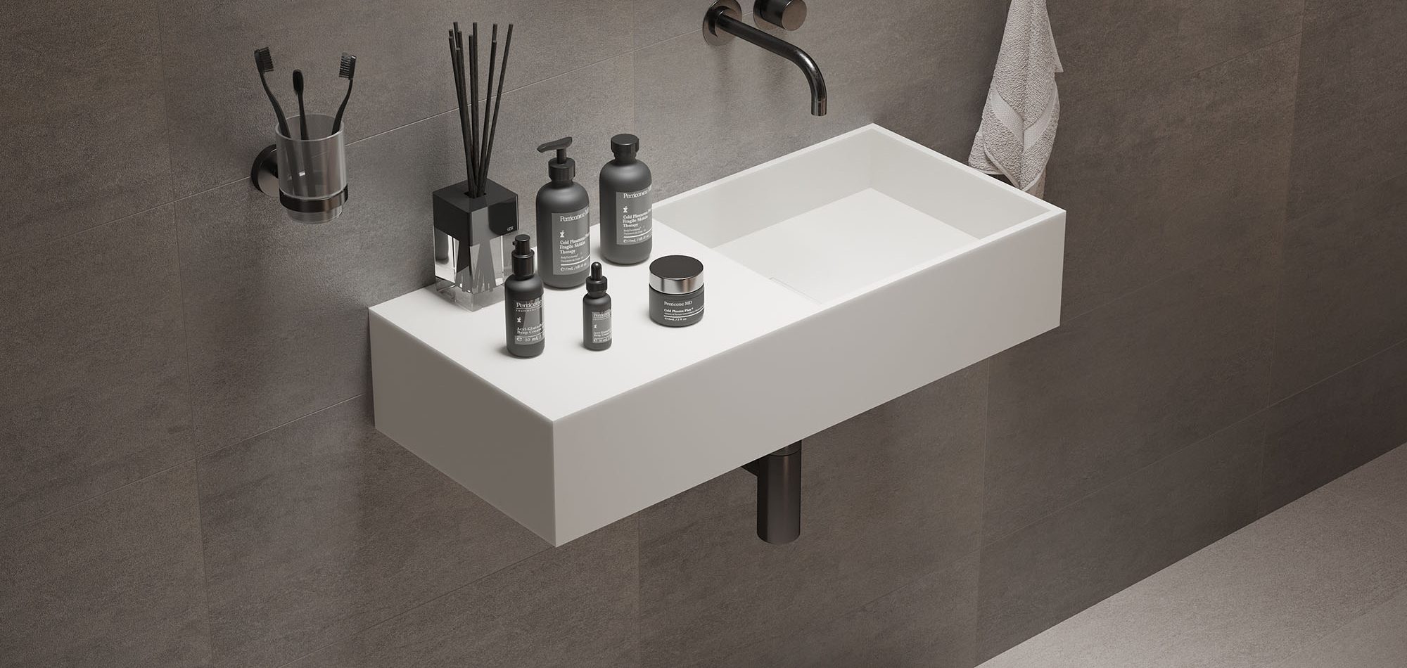 Weißes Wandwaschbecken mit schwarzen Kosmetikflaschen und Za