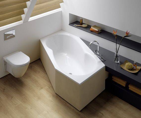 Doppelbadewanne für zwei Personen.