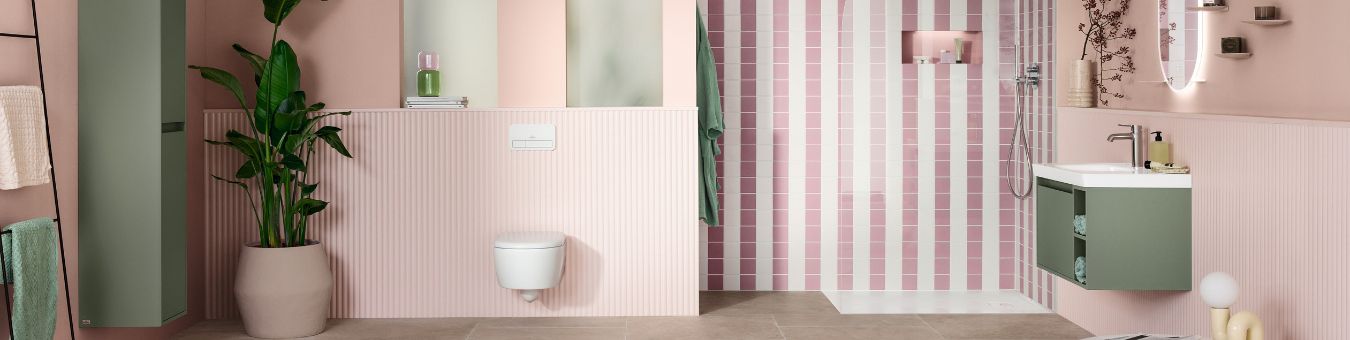 Badezimmer mit rosa Wandfliesen, Dusche und grünem Waschbeck