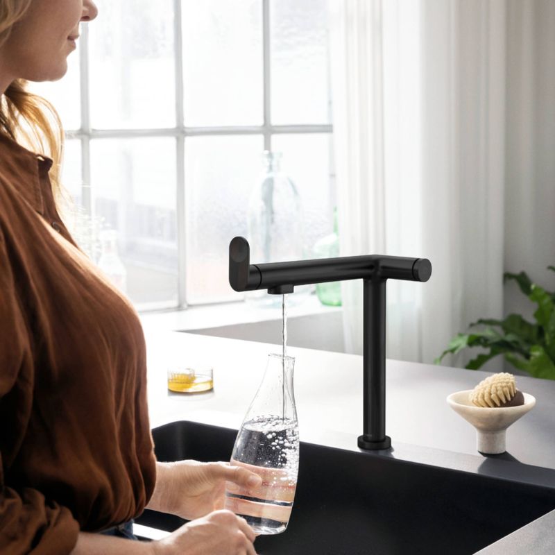 Wassersystem von hansgrohe in Schwarz matt.
