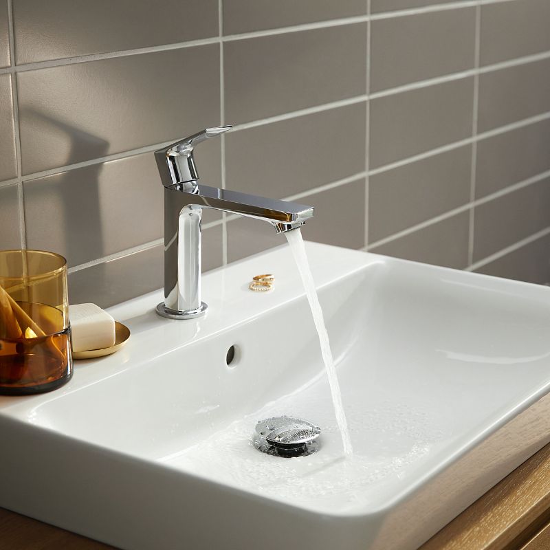 Geöffneter Push-Open Ablauf in Chrom im Waschbecken.