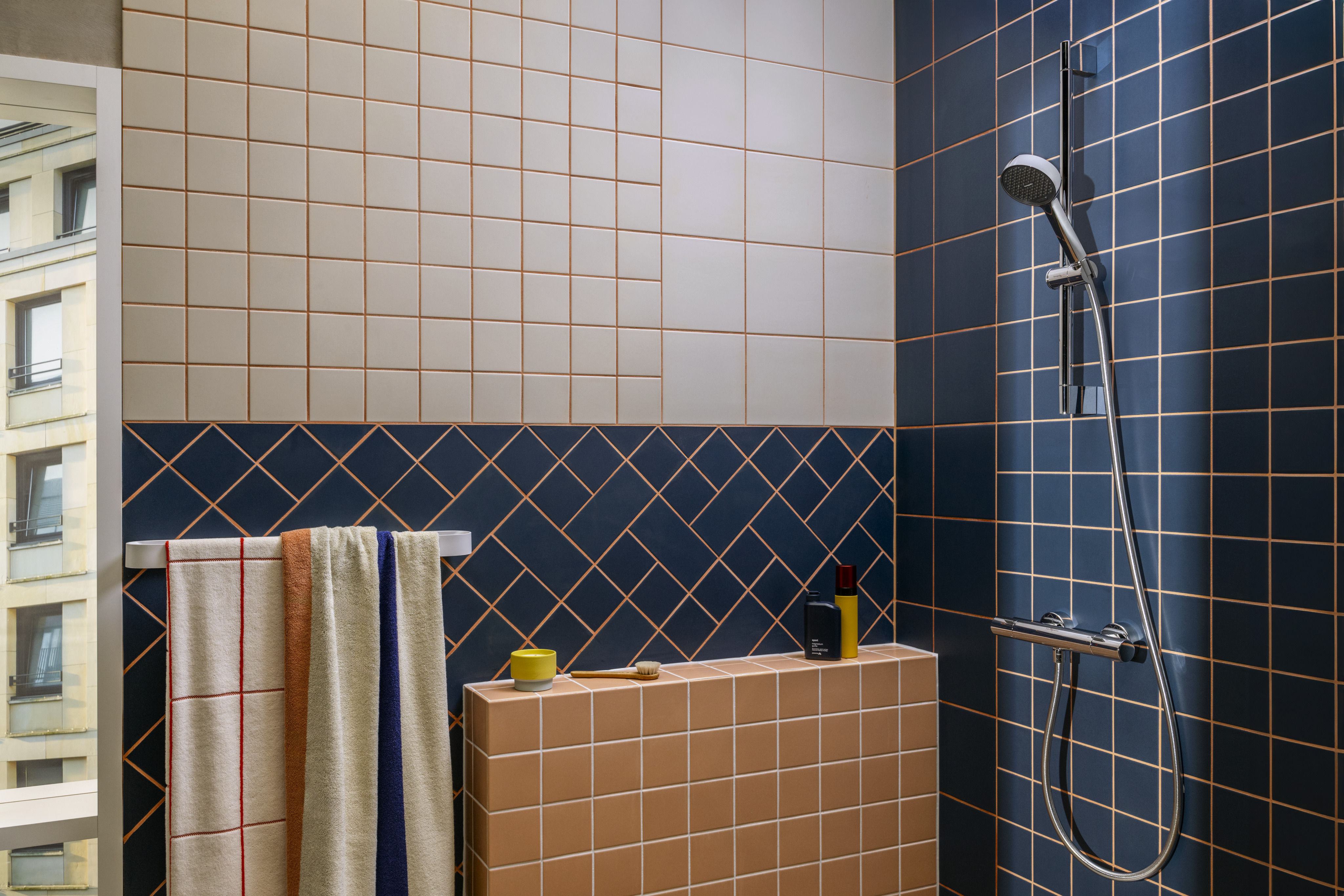 Dusche mit blauen, weißen und terrakottafarbenen Fliesen und