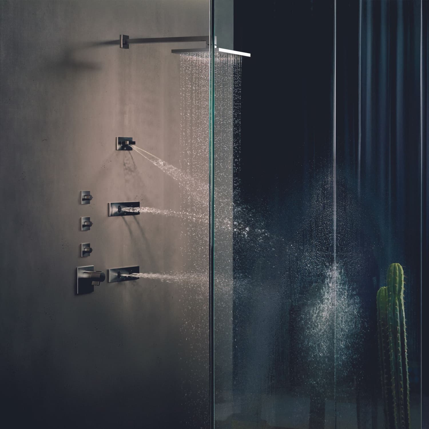 Seitenbrausen in Dusche.