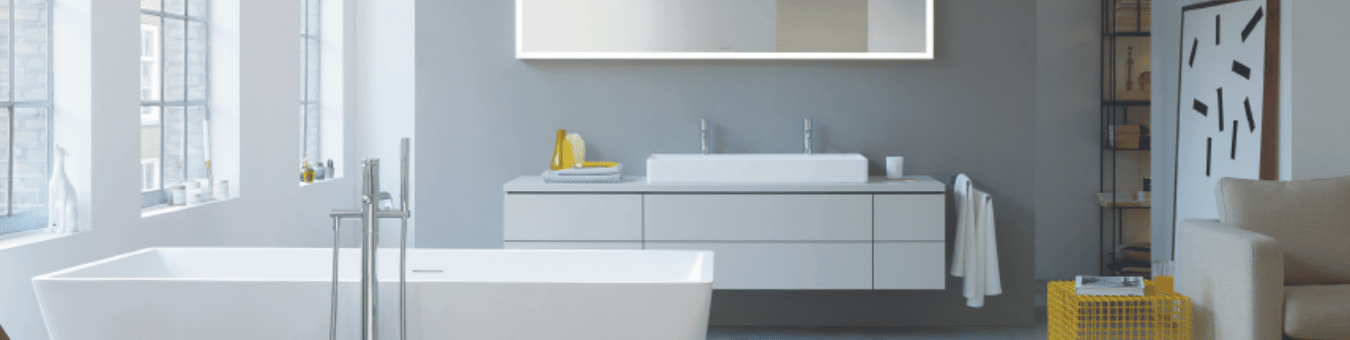 Duravit DuraSquare freistehende Badewanne und Unterschrank mit Aufsatzwaschbecken.