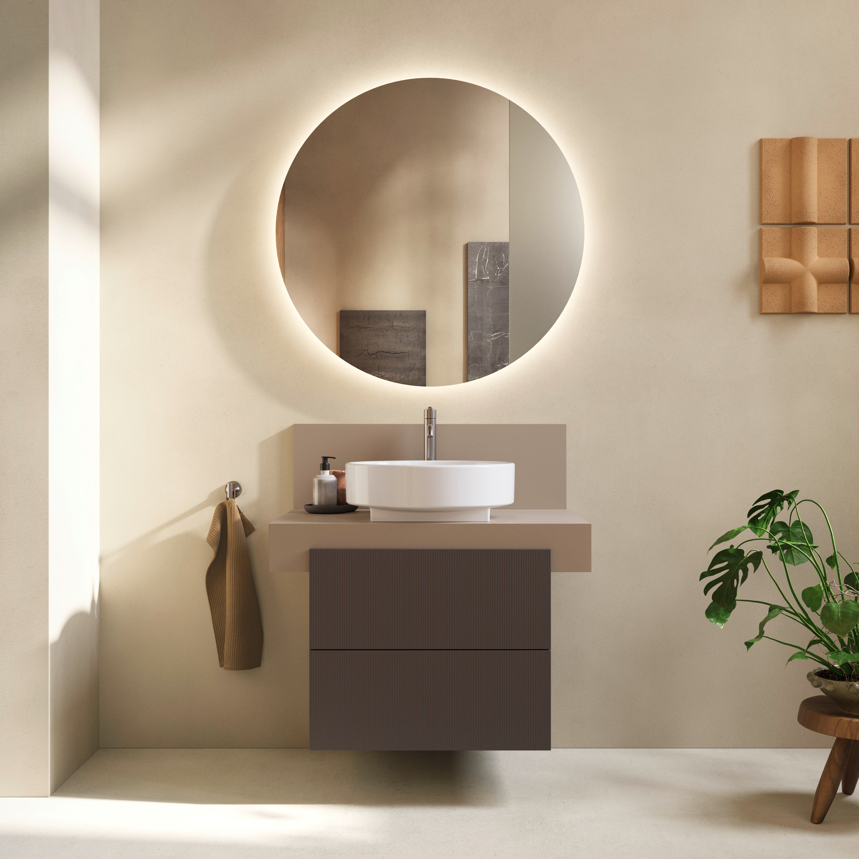Elegantes Badezimmer mit rundem Spiegel, Waschbecken und Pfl