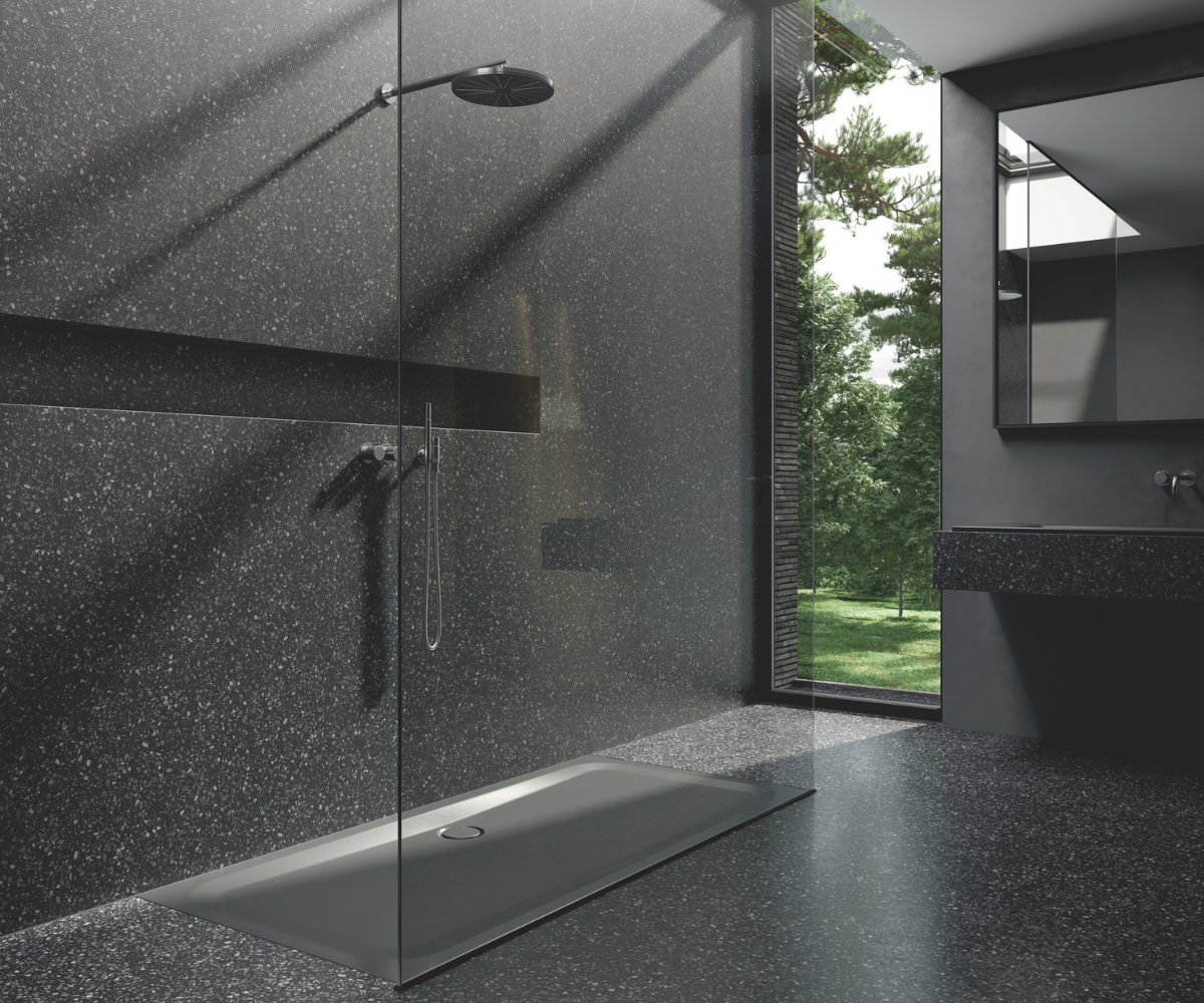 Moderne Walk-In Dusche mit Glaswand.