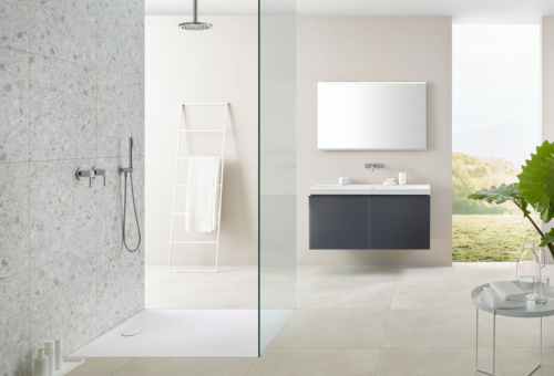 Badrenovierung begehbare Dusche mit Glaswand.