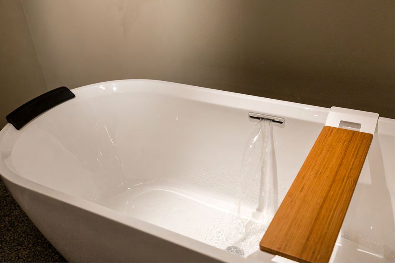 Inspire freistehende Badewanne 180 x 80cm mit RIHO Fall