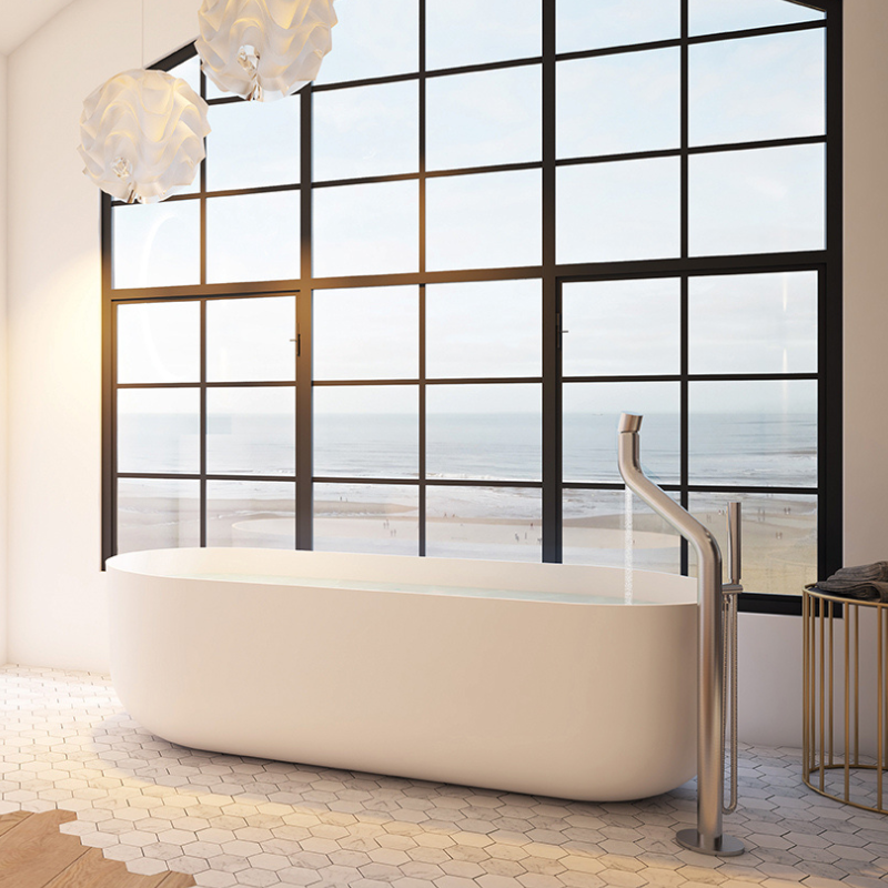 Freistehende Badewanne vor großem Fenster.
