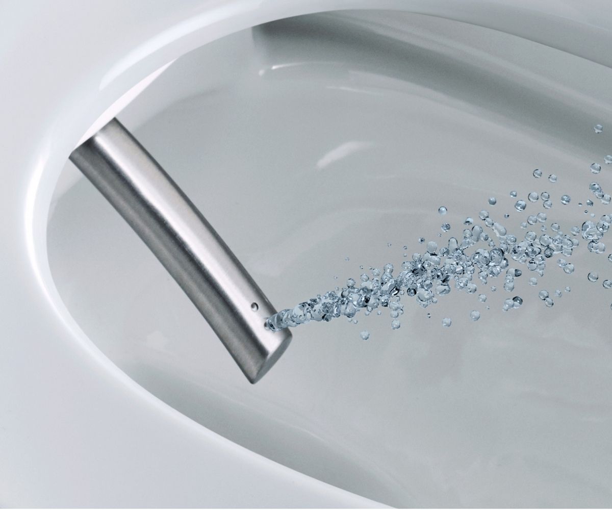 Dusch-WC mit Wasserstrahl.