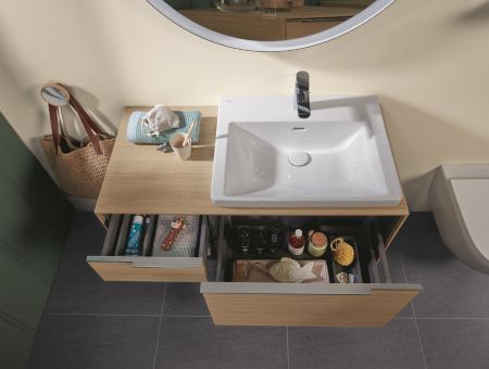 Waschbeckenunterschrank mit geöffneten Schubladen.