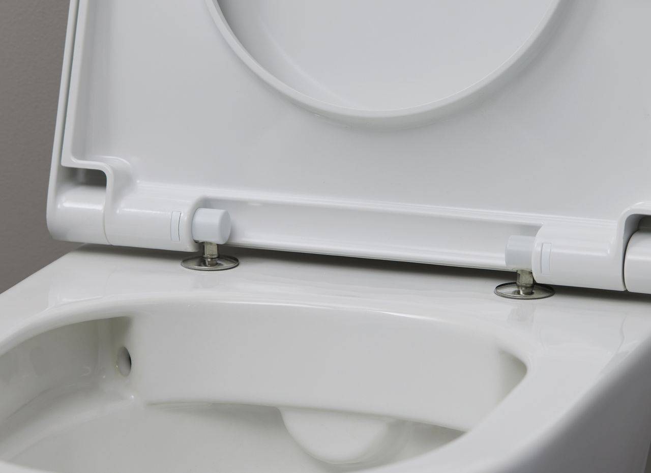 Nahaufnahme eines weißen WC-Sitzes mit geöffnetem Deckel und
