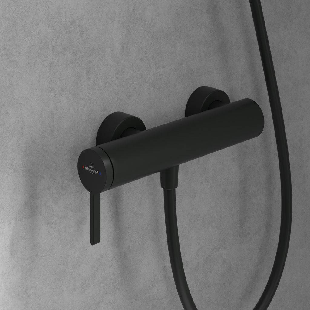 Moderne schwarze Wandbatterie mit Hebelgriff und Brauseschla