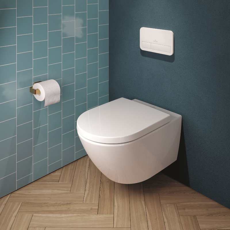 Weißes Villeroy & Boch WC an türkiser Wand.