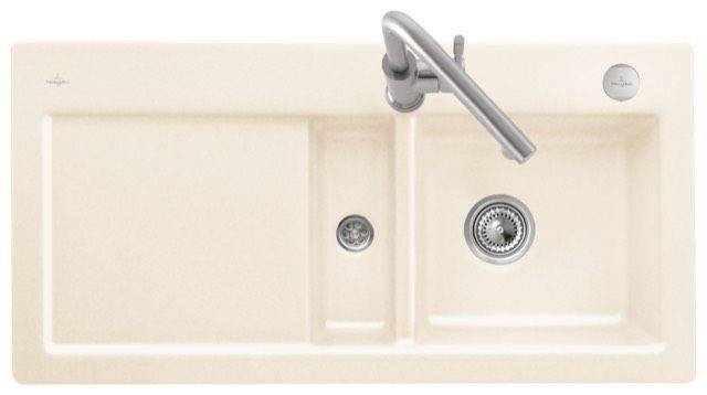 Beige Küchenspüle mit zwei Becken und silberner Armatur