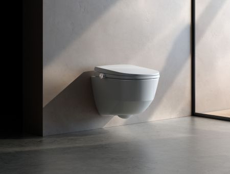 Toilette mit Wandmontage in weiß.