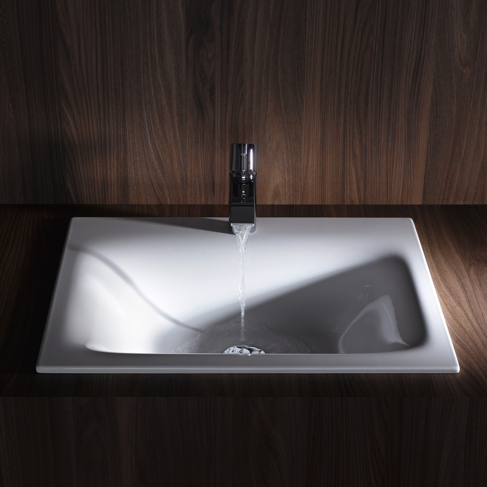 Modernes weißes Waschbecken mit Wasserhahn und fließendem Wa