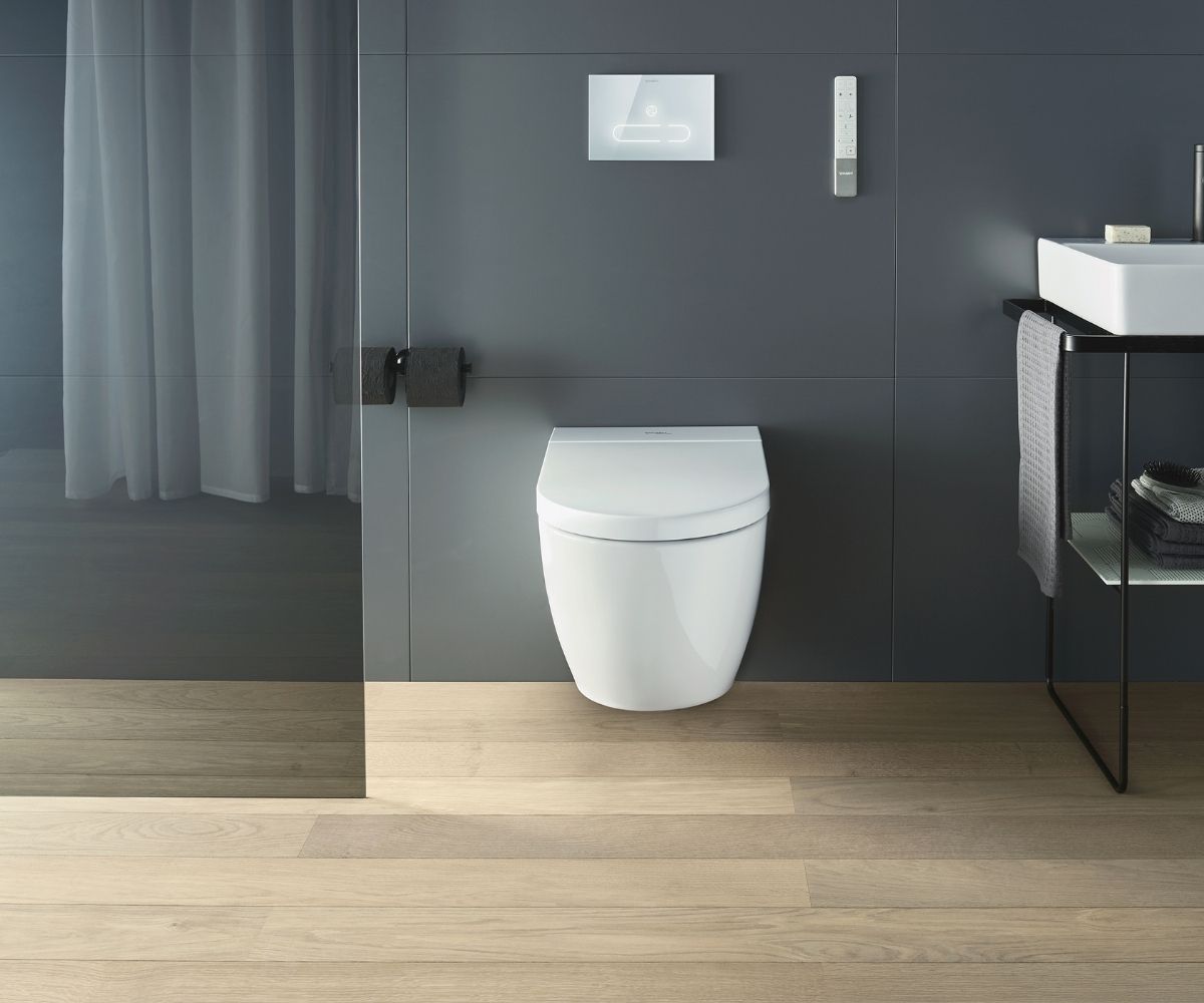 Dusch-WC mit Fernbedienung und Drückerplatte.