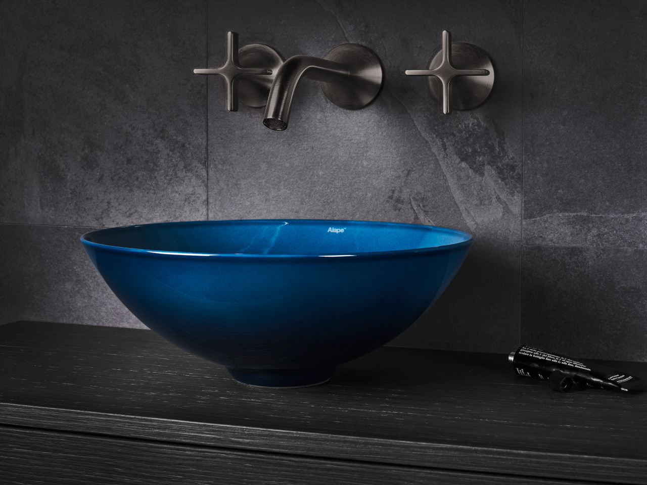 Alape Aufsatzwaschbecken in Blau.