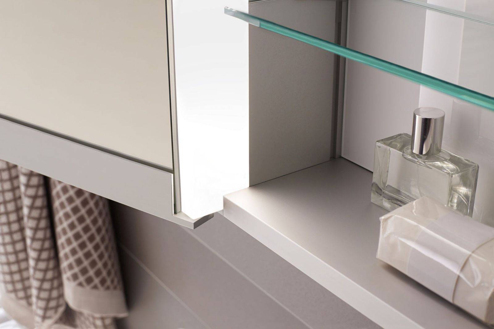 Spiegelschrank Royal Match  1300mm breit, Wandeinbau-Montage