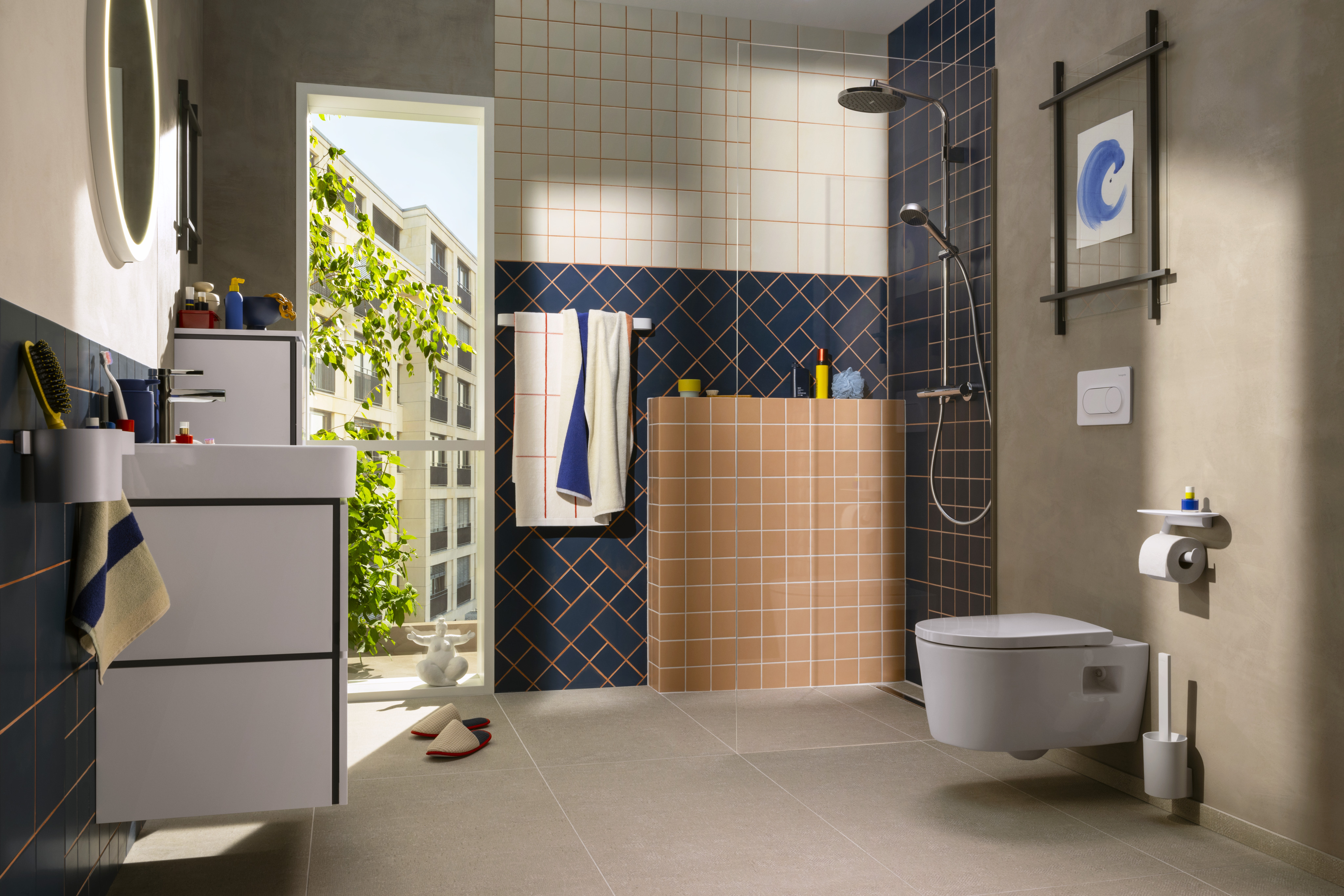 Modernes Badezimmer mit blauen Fliesen und Dusche