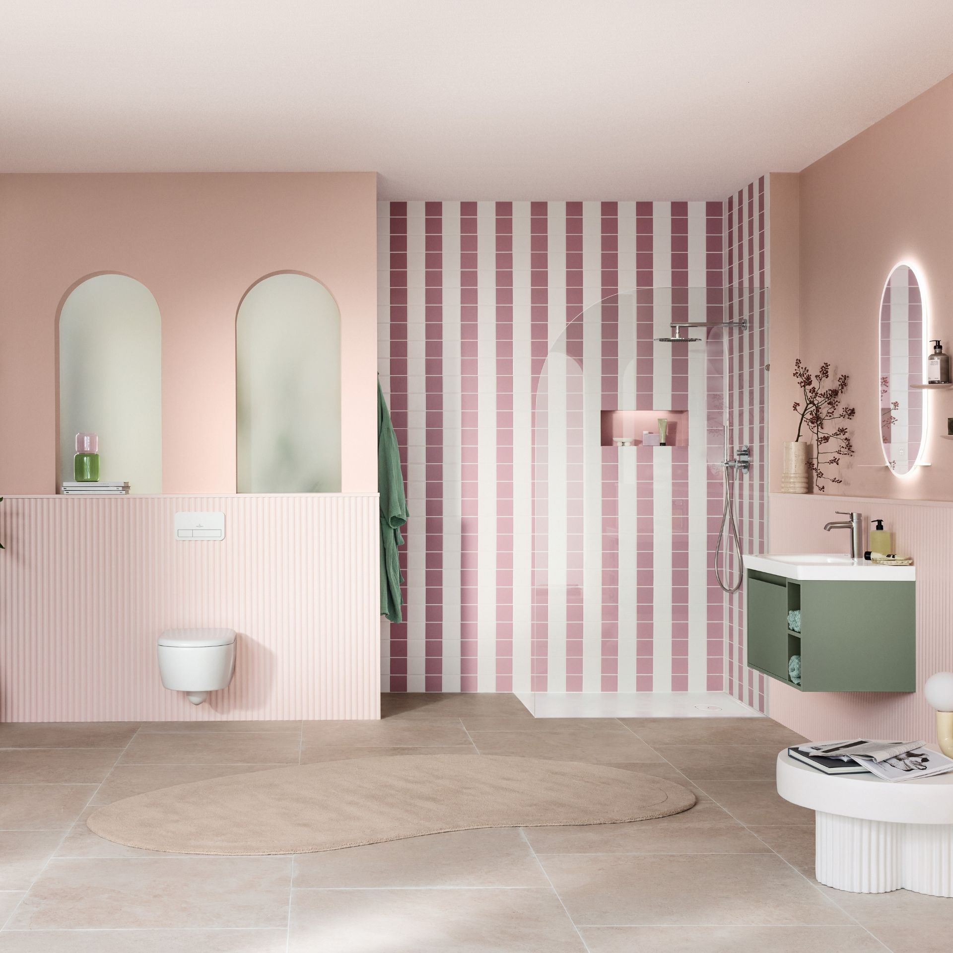 Badezimmer mit rosa gestreiften Fliesen und grünem Waschbeck