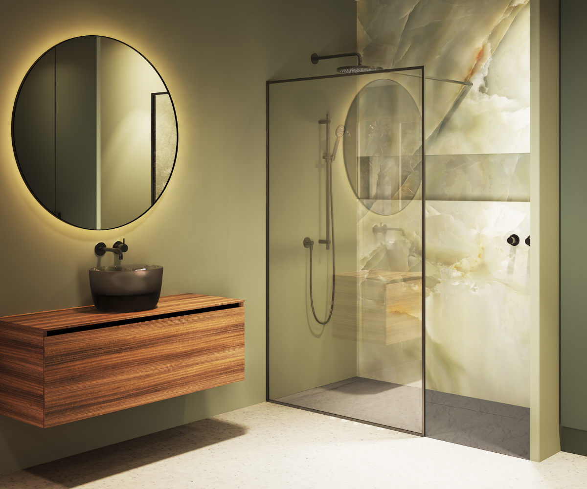 Walk-In Dusche mit Glaswand.