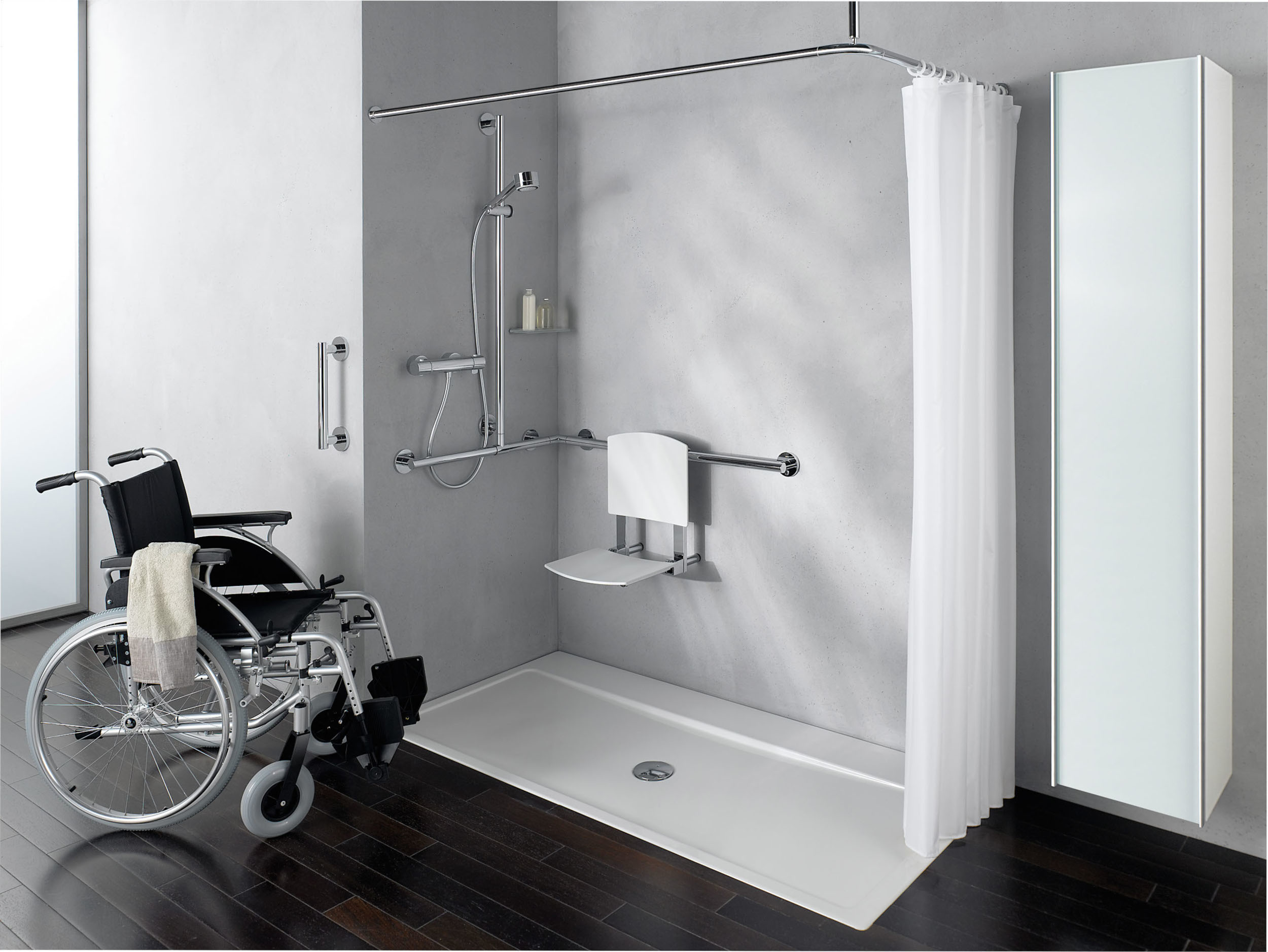 PLAN Care Duschhandlauf mit Brausestange 59,7 x 126,3 x 79,7 cm
